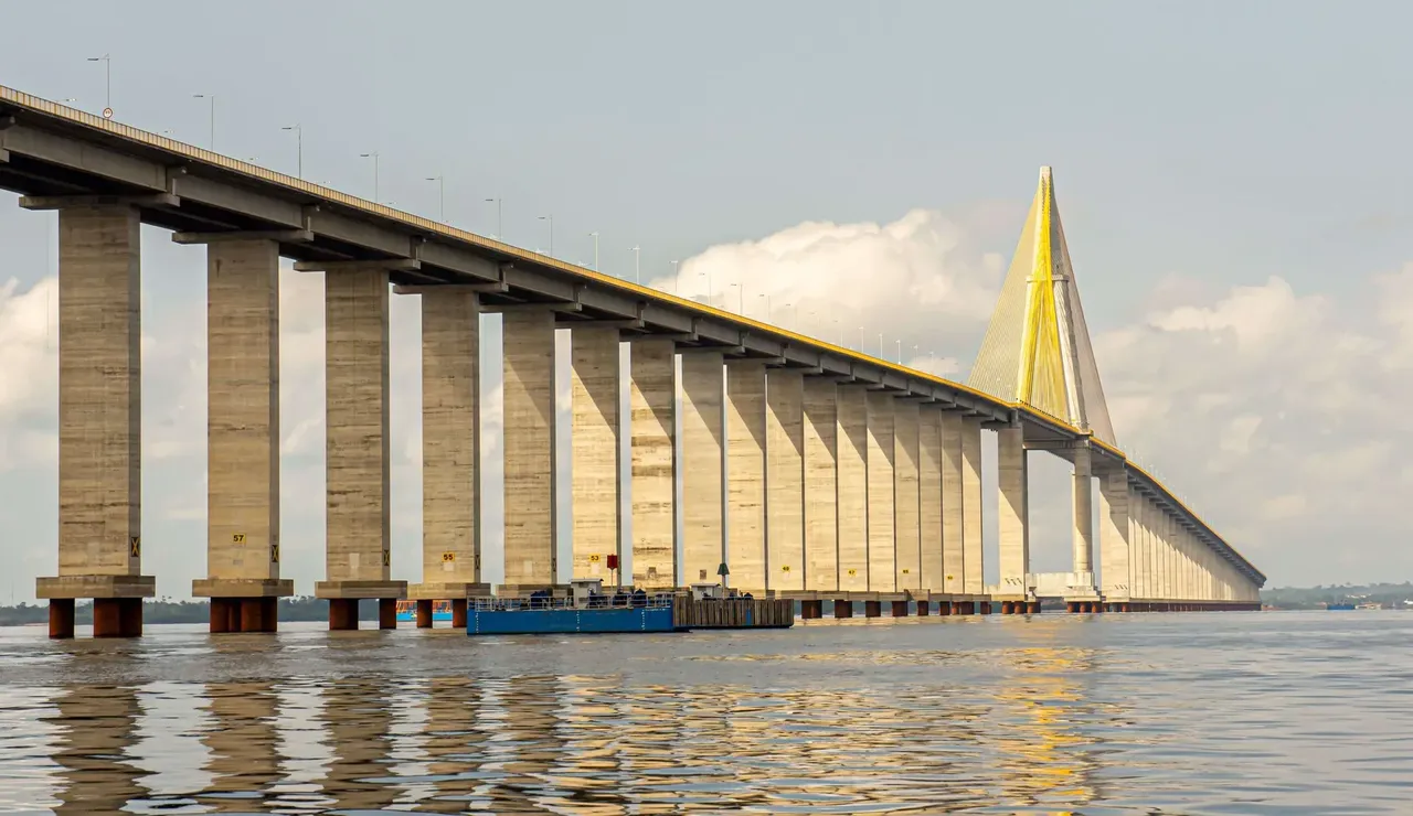 Ponte sobre o Rio Negro, em Manaus