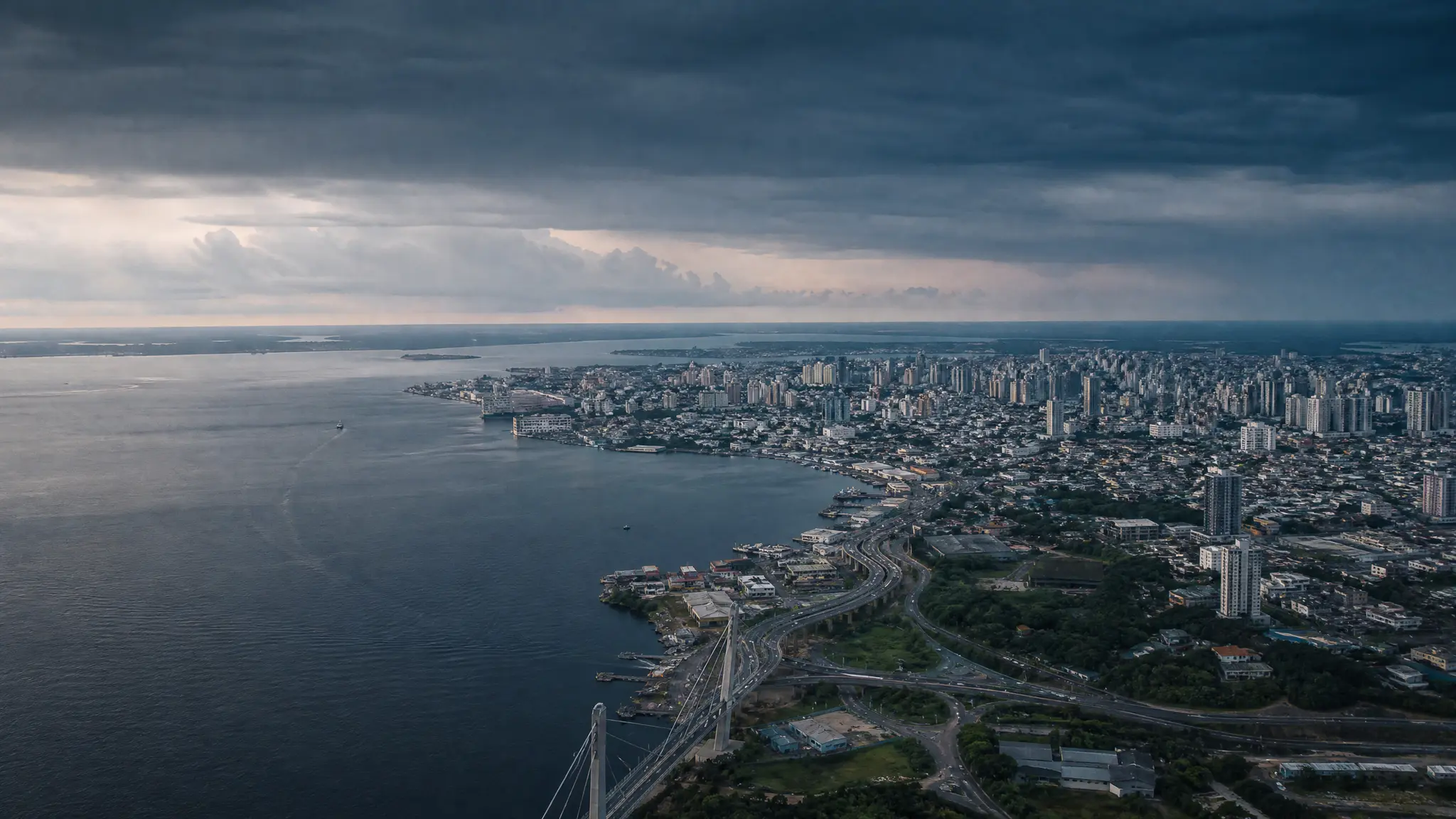 Vista aérea de Manaus e do Rio Negro